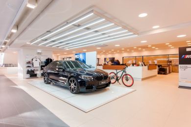 Stand automóvel com iluminação Tromilux